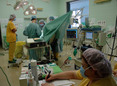 Anaesthesia team és a sebészek munkában